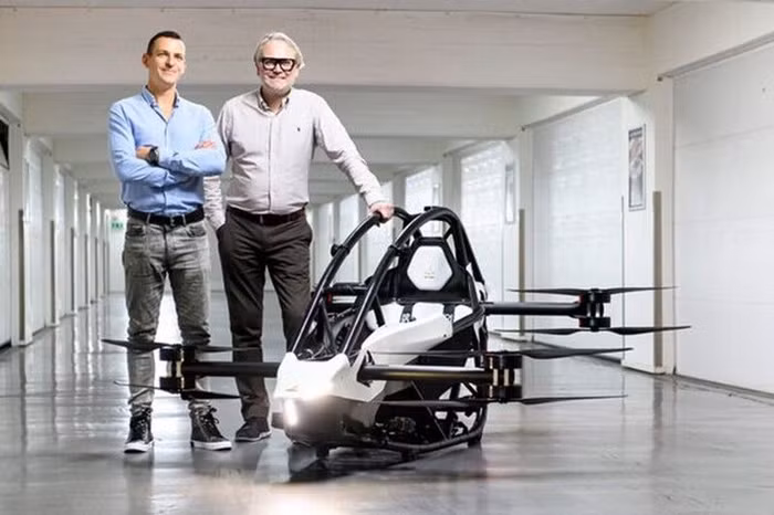 Hai nhà sáng lập Peter Ternström và Tomasz Patan bên chiếc Jetson One.