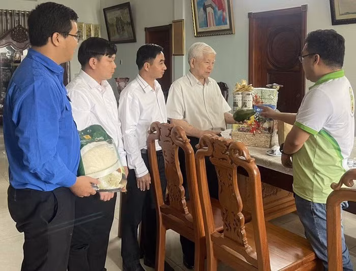 Nguyên Chủ tịch nước Nguyễn Minh Triết rất quan tâm đến thương hiệu bơ ông Hoàng của Chủ nhiệm Mạng lưới Lương Định Của toàn quốc Đặng Dương Minh Hoàng