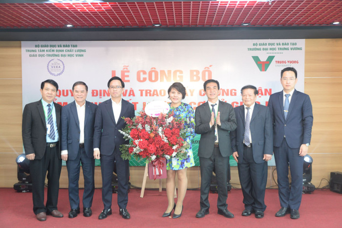 Đại học Trưng Vương đón nhận Chứng nhận kiểm định chất lượng giáo dục