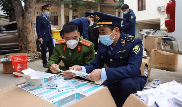 Lực lượng chức năng kiểm tra số hàng nghi nhập lậu