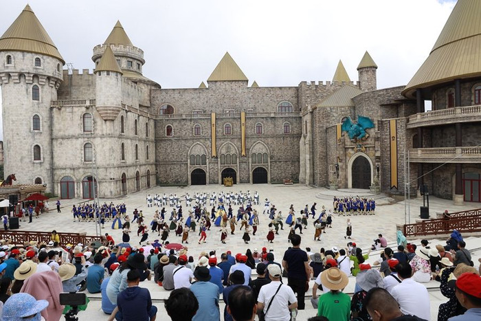 Lý do du khách nườm nượp đổ về Sun World Ba Na Hills hè này ảnh 4