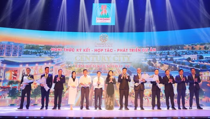 Ban lãnh đạo Kim Oanh Group và các đối tác trong sự kiện lễ ra quân Khu đô thị Century City tổ chức vào cuối tháng 6/2020