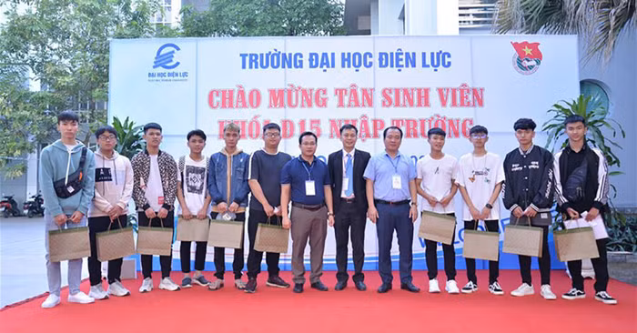 Lãnh đạo EPU trao quà cho các tân sinh viên đến nhập học đầu tiên năm học 2020 - 2021