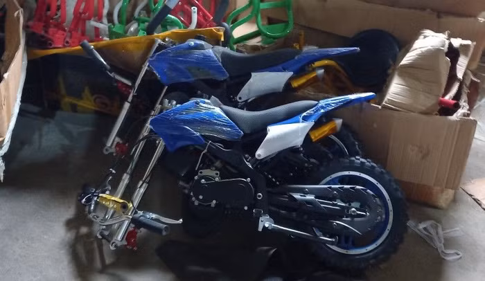Xe máy mini chạy bằng xăng - một sản phẩm chưa được phép lưu hành tại Việt Nam được phát hiện tại kho hàng