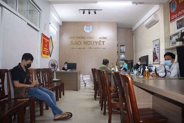 Bộ Tư pháp yêu cầu các tổ chức công chứng kê khai chuyển nhượng bất động sản trên hợp đồng công chứng theo giá thực tế mua bán. (Ảnh minh hoạ: Int)