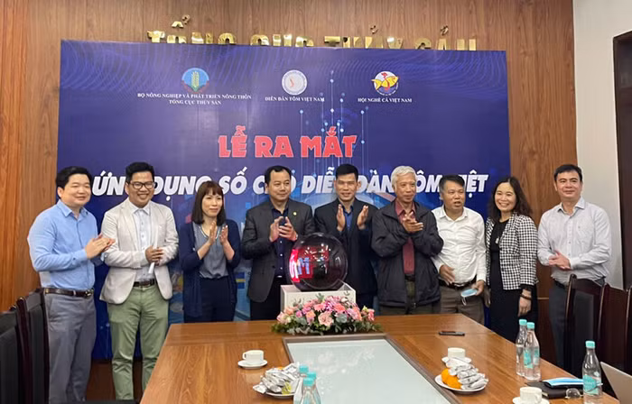 Các đại biểu bấm nút ra mắt ứng dụng số cho Diễn đàn tôm Việt
