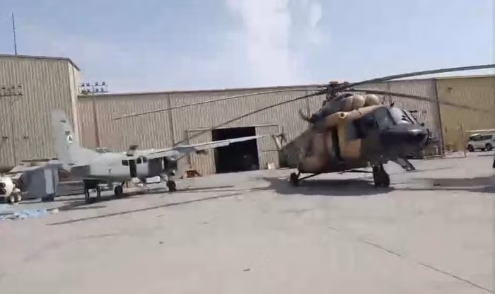 Một số trang thiết bị Taliban thu được ở căn cứ sân bay Kabul.