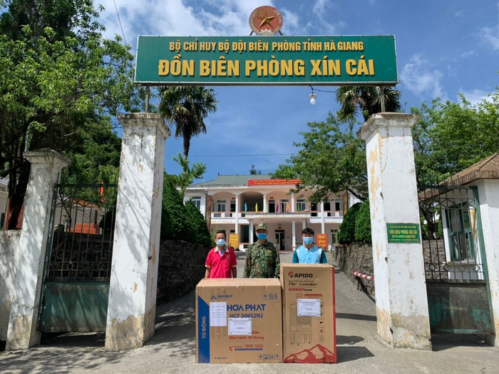 Thiếu tá Tạ Tấn Hoàng cho biết, từ khi dịch bệnh Covid-19 bùng phát đến nay, nhiều người xuất nhập cảnh trái phép, bỏ trốn khỏi nơi cách ly khiến các chiến sỹ vùng biên giới rất vất vả… Thiếu tá Tạ Tấn Hoàng cho biết, từ khi dịch bệnh Covid-19 bùng phát đến nay, nhiều người xuất nhập cảnh trái phép, bỏ trốn khỏi nơi cách ly khiến các chiến sỹ vùng biên giới rất vất vả…