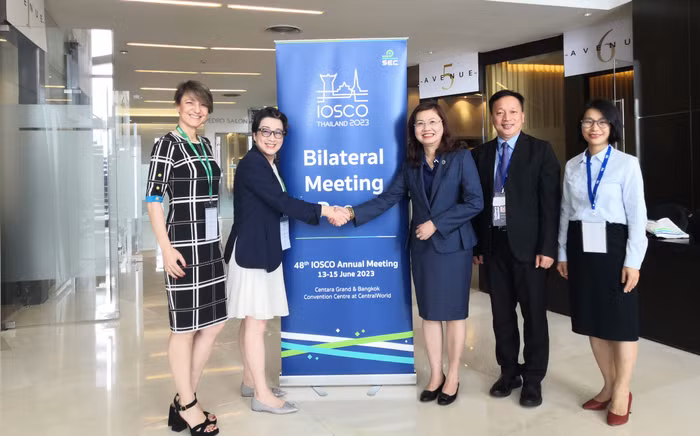Đại diện hai Đoàn công tác chụp ảnh lưu niệm bên lề Hội nghị thường niên lần thứ 48 của IOSCO