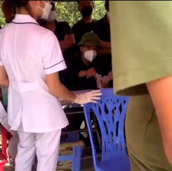 Nhân viên của Công ty CP Xuất nhập khẩu Quốc tế Tân Đại Dương thu tiền test Covid 19