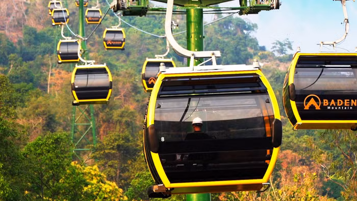 Với hệ thống cáp treo mới, du khách chỉ mất 6 phút để di chuyển đến chùa Bà Đen