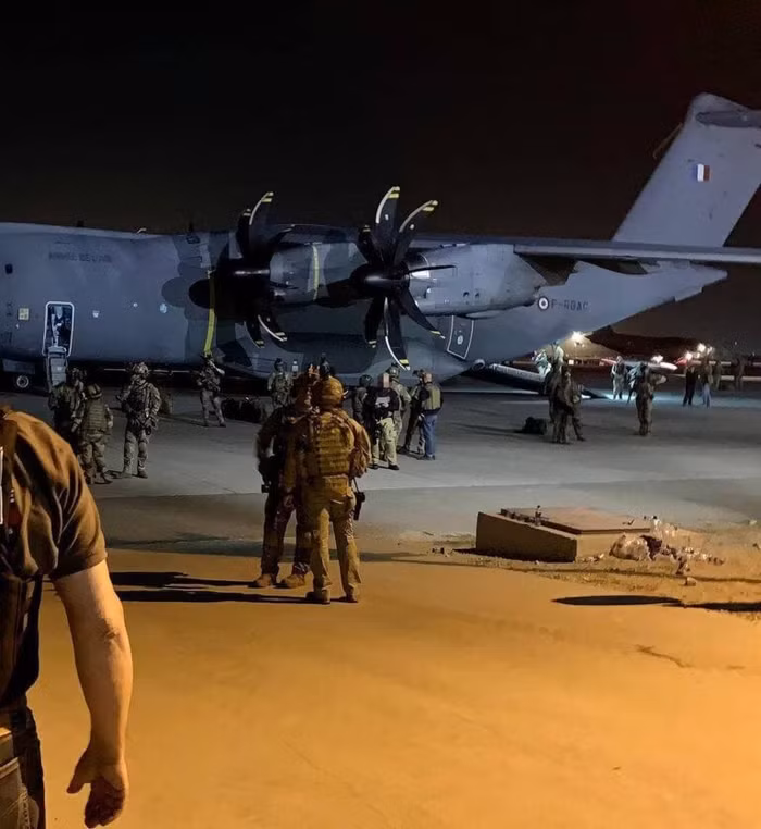 Quân đội Pháp di tản người dân quốc tịch Pháp và những người dân Afghanistan cùng làm việc ở sân bay Kabul.