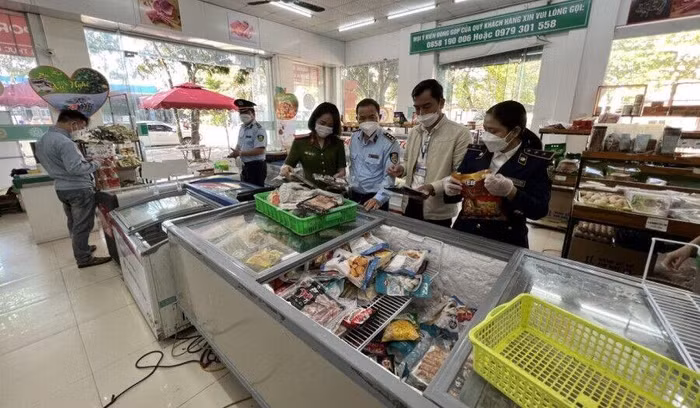 Xanh Mart Vinh bày bán nhiều loại thực phẩm hết hạn sử dụng