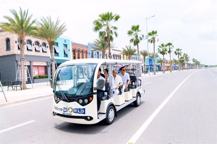 “Ông hoàng nhạc sến” Ngọc Sơn tham quan, trải nghiệm tại đại lộ shophouse ven biển rộng 42m, thiết kế tinh tế đa sắc màu, mang đậm phong cách miền nhiệt đới