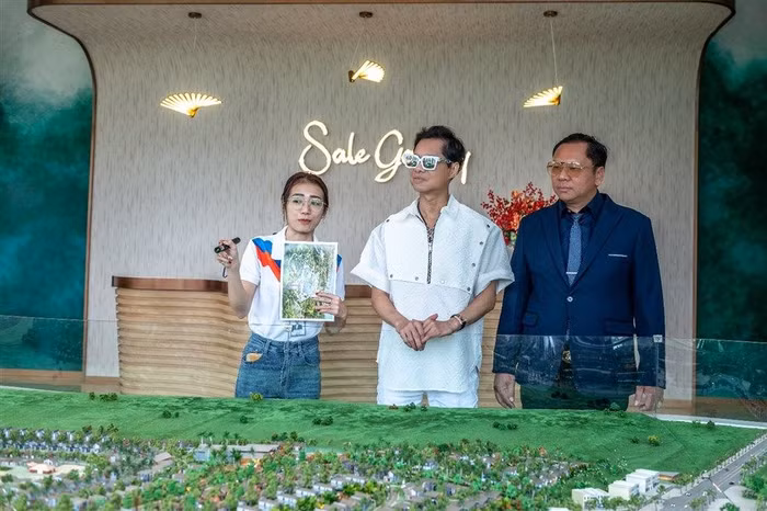 Nghệ sĩ Ngọc Sơn tham quan sa bàn và tìm kiếm cơ hội đầu tư dự án NovaWorld Ho Tram