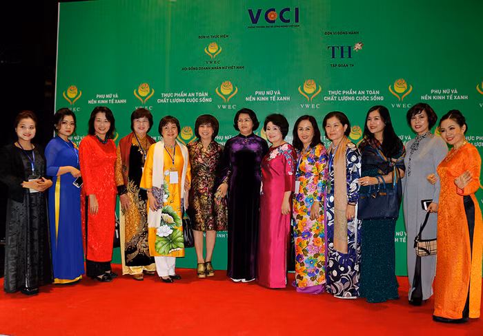 Các nữ Doanh nhân và Phó Chủ tịch nước Đặng Thị Ngọc Thịnh tại một sự kiện dành cho Nữ doanh nhân do VCCI tổ chức