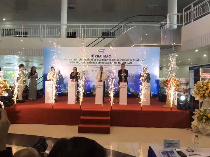 Các đại biểu nhấn nút khai mạc