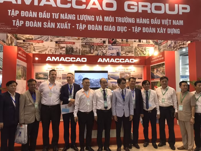 Các đại biểu chụp hình lưu niệm