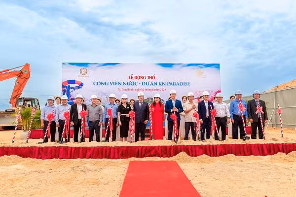 Đại diện chủ đầu tư và các đối tác tiến hành nghi thức động thổ công viên nước tại dự án KN Paradise.