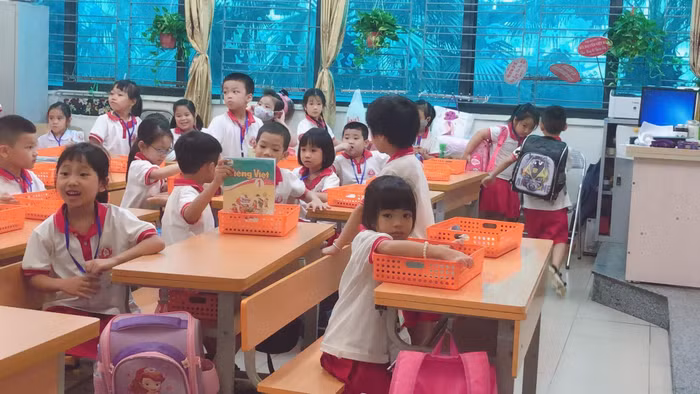 Với các em học sinh lớp 1, Lễ Khai giảng này là kỷ niệm rất khó quên