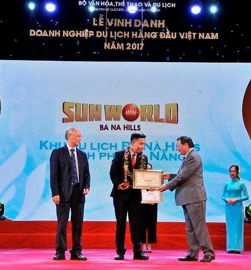 Trao tặng danh hiệu “Khu du lịch hàng đầu Việt Nam 2017” cho Sun World Ba Na Hills