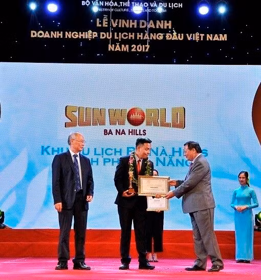 Trao tặng danh hiệu “Khu du lịch hàng đầu Việt Nam 2017” cho Sun World Ba Na Hills