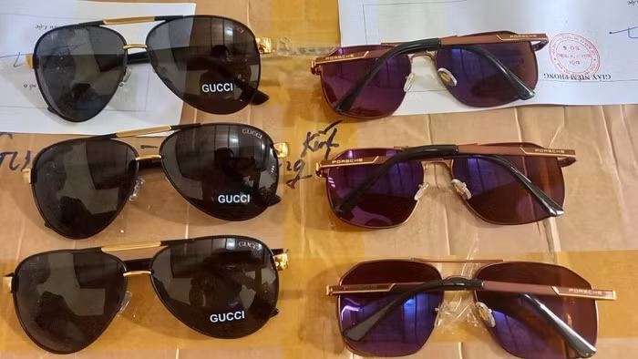 Phát hiện 400 sản phẩm kính đeo mắt mang nhãn hiệu GUCCI và PORSCHE có dấu hiệu giả mạo các nhãn hiệu. Ảnh Cục QLTT Lạng Sơn