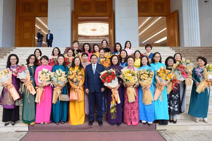 Thủ tướng tặng hoa cho các nữ doanh nhân tiêu biểu nhân Ngày Doanh nhân Việt Nam (13/10) và Ngày Phụ nữ Việt Nam (20/10)
