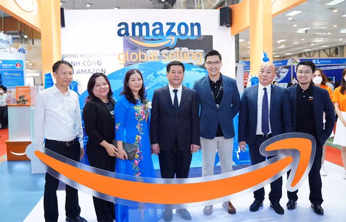 Bộ trưởng Bộ Công Thương – ông Nguyễn Hồng Diên, Cục Trưởng Cục Xúc Tiến Thương Mại - ông Vũ Bá Phú, Quyền Giám Đốc Sở Công Thương Hà Nội - bà Trần Thị Phương Lan, cùng đại diện Amazon Global Selling Việt Nam khai mạc gian hàng của Amazon tại Việt Nam Expo 2022