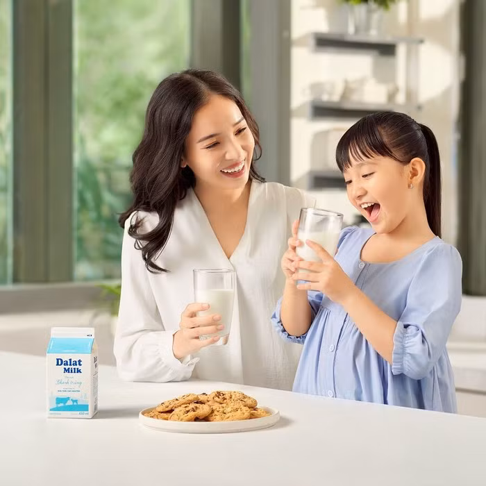 Dalatmilk là cái tên đã ghi dấu ấn đậm nét trong người tiêu dùng với dòng sản phẩm Sữa tươi thanh trùng hoàn toàn từ sữa tươi cao nguyên.