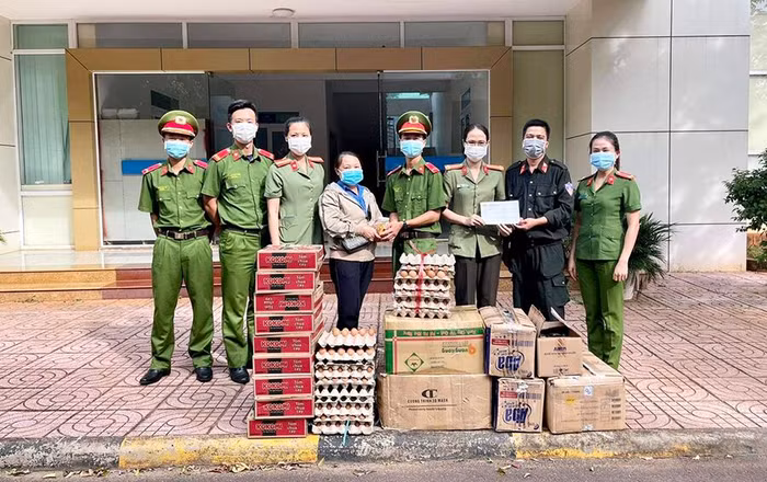 Trung Tá Nguyễn Thị Thu và các đồng đội hỗ trợ cho các khu cách ly, bệnh viện