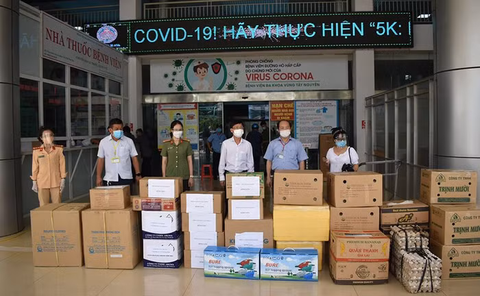 Trung tá Nguyễn Thị Thu và các nhà tài trợ trao tặng hỗ trợ
