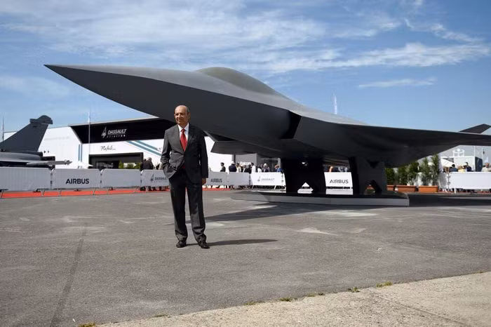 Giám đốc điều hành Tập đoàn hàng không Dassault của Pháp Eric Trappier tạo dáng trước mô hình đầy đủ của FCAS tại Triển lãm Hàng không Paris vào ngày 18/6/2019