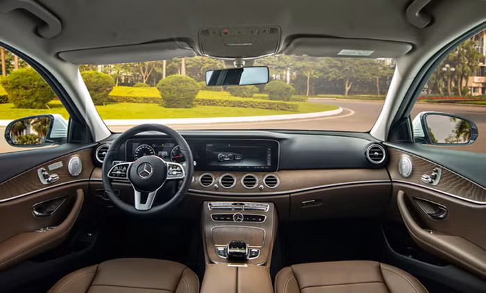 E 200 Exclusive được ốp gỗ tần bì vân nổi