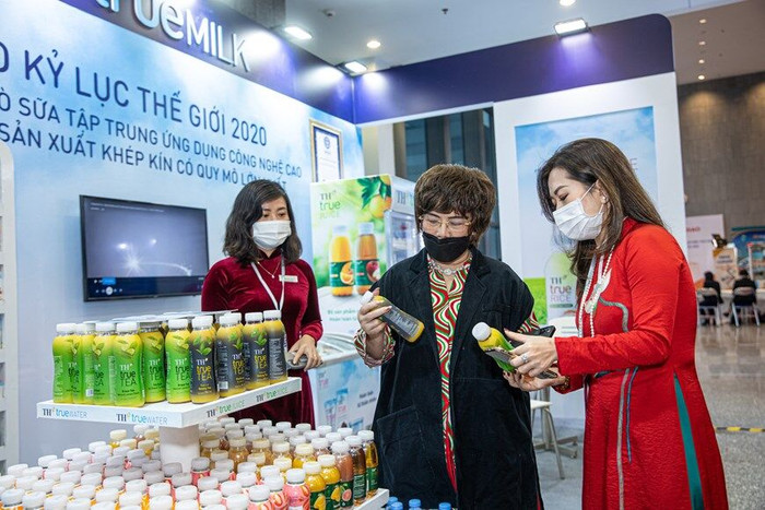 Bà Thái Hương, Nhà sáng lập Tập đoàn TH, đích thân kiểm tra các sản phẩm phục vụ các đại biểu tại sự kiện. (Ảnh: PV/Vietnam+)