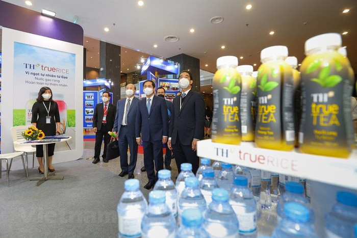 Gian hàng TH true MILK cũng vinh dự tiếp đón Bộ trưởng Bộ Ngoại giao Bùi Thanh Sơn ghé thăm. (Ảnh: PV/Vietnam+)