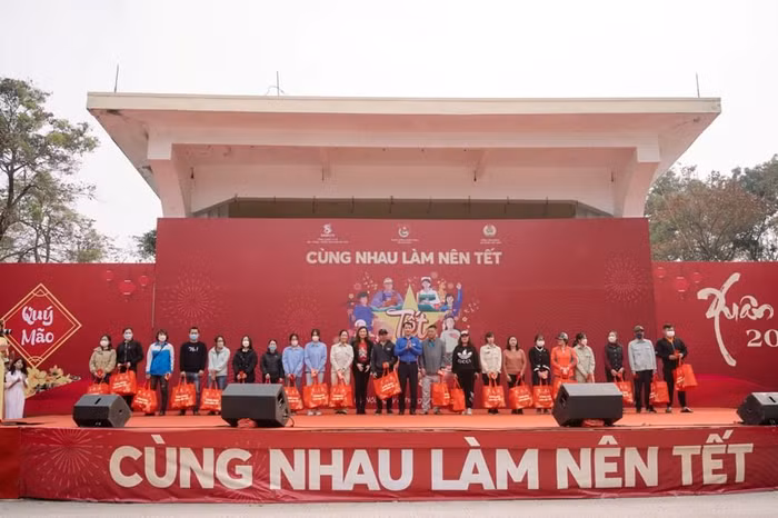 Bia Sài Gòn chia sẻ khó khăn với người lao động trong chương trình Cùng nhau làm nên Tết
