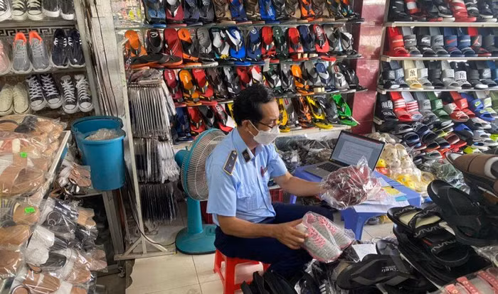 Lực lượng QLTT tỉnh Tiền Giang kiểm tra hàng hóa giả mạo nhãn hiệu