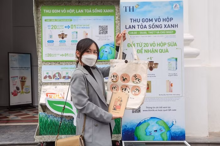 Tập đoàn TH khuyến khích khách hàng sống xanh thay thế túi ni-lon bằng túi vải canvas.