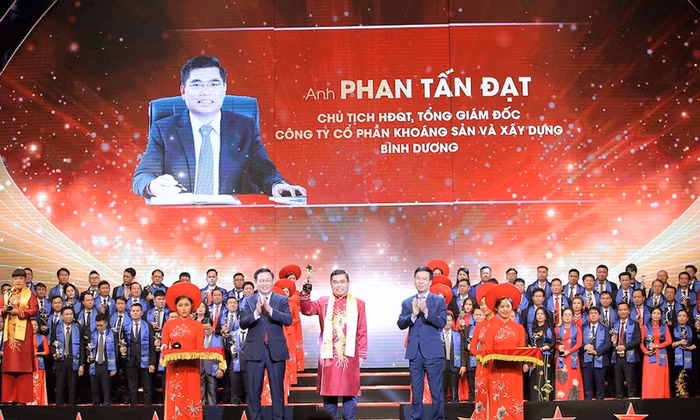 Năm 2019, Chủ tịch công ty KSB, Phan Tấn Đạt được vinh doanh ở danh hiệu top 10 doanh nhân xuất sắc nhận giải thưởng Sao đỏ