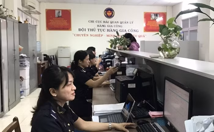 Chủ tịch Công ty Vàng bạc Hùng Kim Hoàng bị Chi cục Hải quan quản lý hàng gia công - Cục Hải quan TP. Hồ Chí Minh tạm hoãn xuất cảnh vì nợ thuế