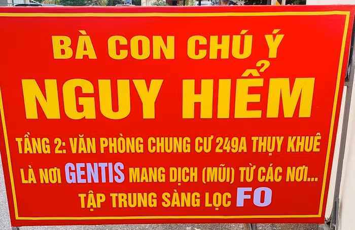 Biển cảnh báo trước cổng chung cư 249A Thụy Khuê