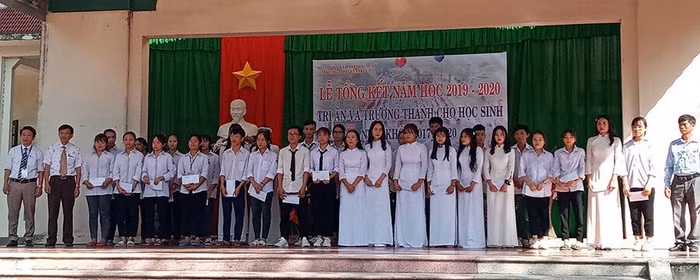 Quỹ khuyến học Trường THPT Quỳnh Lưu 2 trao quà cho các em học sinh có hoàn cảnh khó khăn nhân dịp tổng kết năm học 2019-2020