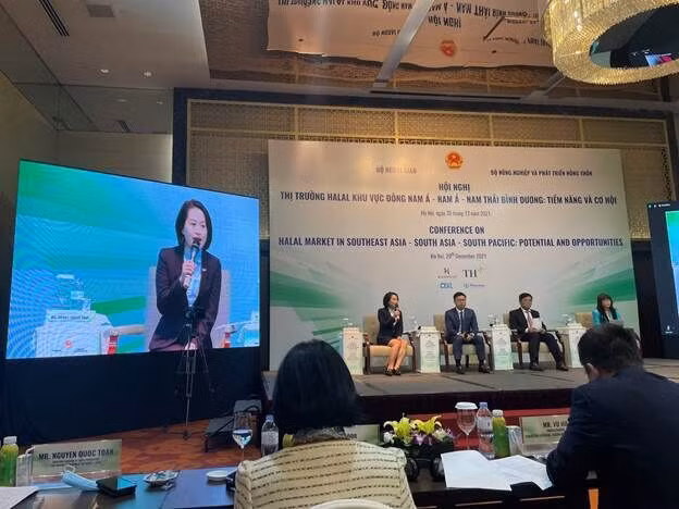 Bà Hoàng Thanh Thủy, Giám đốc Kinh doanh quốc tế Tập đoàn TH chia sẻ tại Hội nghị