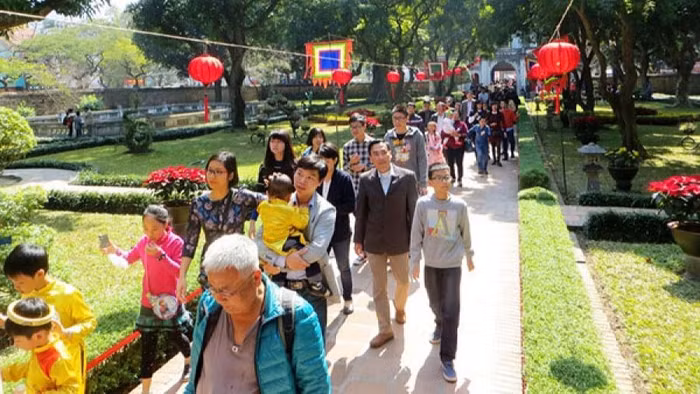 Khách du lịch đến Hà Nội tăng nhẹ trong dịp Tết