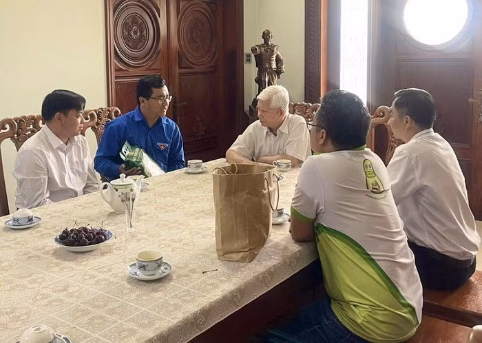 Phó Chủ nhiệm Mạng lưới Lương Định Của toàn quốc Trầm Minh Thuần (áo Thanh niên Việt Nam) thuật lại câu chuyện liên kết xây dựng chuỗi giá trị thương hiệu gạo&nbsp;Hạt Ngọc Rồng tại tỉnh Trà Vinh