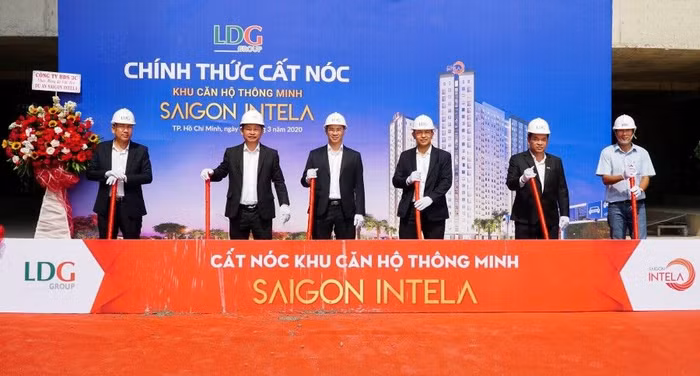 Ban lãnh đạo LDG Group thực hiện nghi lễ cất nóc dự án Saigon Intela ngày 17/3/2020