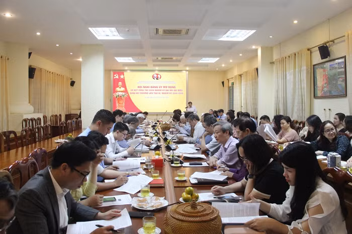 Quang cảnh HUBT Hội nghị Đảng bộ mở rộng