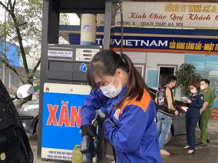 Điều tra một cửa hàng kinh doanh xăng dầu lừa dối người tiêu dùng