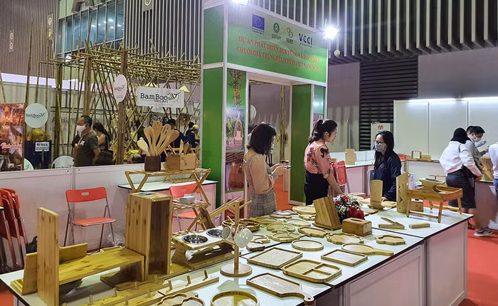 Các sản phẩm làm từ tre được trưng bày tại sự kiện